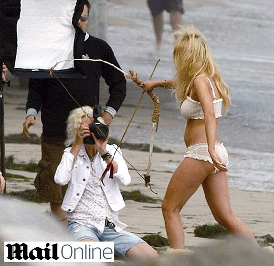 Lindsey Lohanová pózuje fotografce Ellen Von Unweth na plái v Malibu.