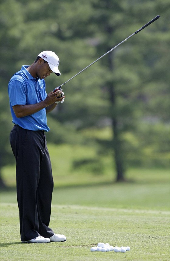 Tiger Woods ped Memorial Tournament 2010 - sám sob trenérem i istiem holí.