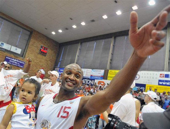 Basketbalista Nymburka Atrhur Lee se spolu s dcerou raduje ze zisku titulu mistr republiky 2009/10.