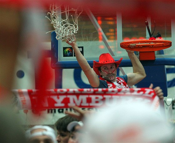 Stíhání síky patilo k tradinímu koloritu zisku basketbalového titulu i letos v Nymburce.