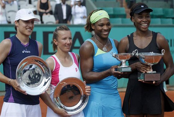 Finalistky tyhry na Roland Garros pózují s trofejemi : zleva Katarina Srebotniková, Kvta Peschkeová, Serena a Venus Williamsovy
