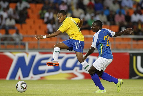Brazilec Robinho (vlevo) stílí v pípravném utkání s Brazílií. Brání jej Stephano Mwasika.