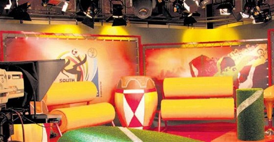 V ORANOVÉ. Studio svítí svtlými barvami a doplují ho stylové africké rekvizity: bubny a sedadla v barvách fotbalového hit. Krom nich bude k dispozici i elektronická tuka.