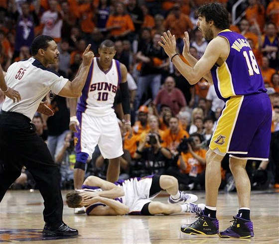 Saa Vujai z LA Lakers se diví, e mu byl odpískán "flagrant foul" poté, co loktem udeil Gorana Dragie z Phoenixu Suns 