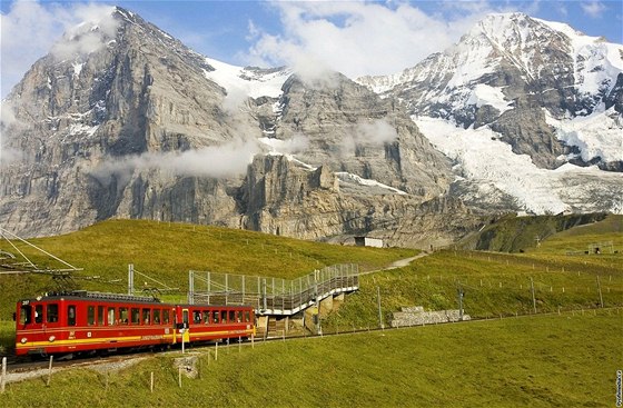 Jungfraubahn, na obzoru Eiger a Munch