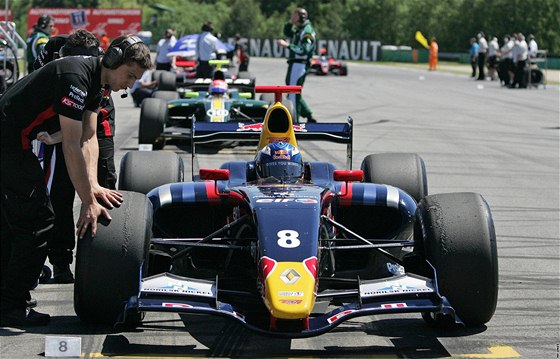 Masarykv okruh - prestiní svtová série Renault. Prohlídka box,autogramiáda jezdc,exibiní jízda formule F1, závody formulí.