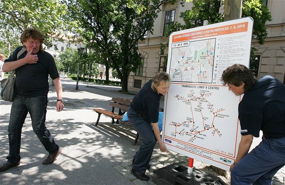 uzavení Jotovy ulice - pracovníci brnnského Dopravního podniku instalují informaní tabule.