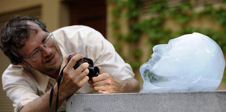 Busta prezidenta Vclava Klause z ledu. (8.6. 2010)