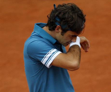 SMUTN HRDINA. vcar Roger Federer vypadl po porce se Sderlingem z tenisovho Roland Garros.