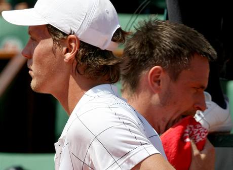 KDO S KOHO. Tom Berdych (vlevo) a Robin Sderling v semifinle Roland Garros 2010