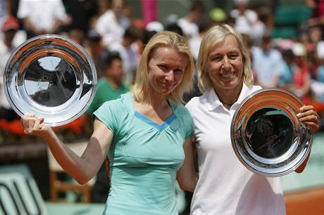 Jana Novotn (vlevo) a Martina Navrtilov pzuj s trofejemi pro vtzn pr turnaje legend ve tyhe na Roland Garros.