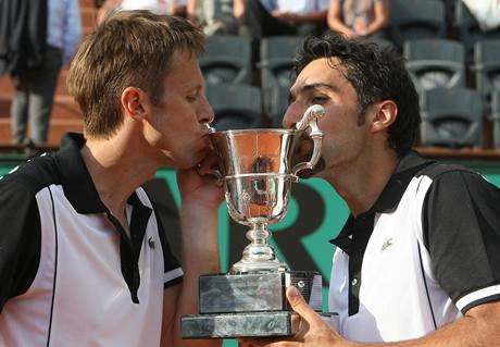 Kanaan Daniel Nestor a Srb Nenad Zimonji se raduj po vtzstv nad esko-indickm prem Dlouh-Paes ve finle tyhry na Roland Garros.