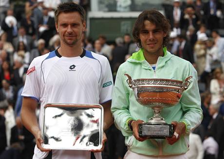 Robin Sderling a Rafael Nadal s trofejemi pzuj fotografm po finle Roland Garros.