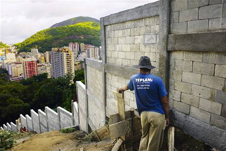 Dlnci dokonuj ze kolem tvrti Favela Santa Marta v brazilskm Rio de Janeiru. Mla by zabrnit expanzi novch staveb do chrnnho detnho pralesa za hranic msta.