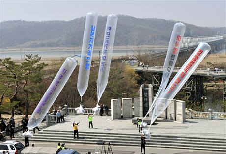 Jihokorejt aktivist vypoutj balny s hesly proti severokorejskmu reimu.