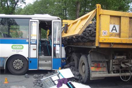 Nehoda autobusu a nkladnho auta v Paskov