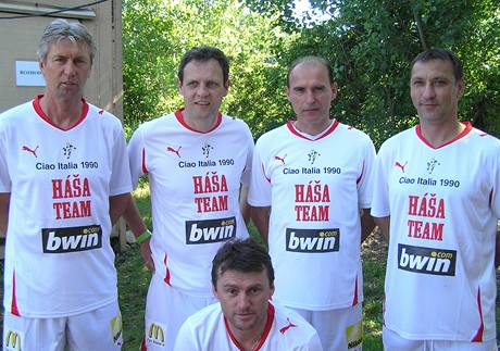 Slovent fotbalov vyslanci v Lipencch: nahoe zleva Jn Kocian, Stanislav Griga, Vladimr Kinier a Peter Fieber, dole Lubomr Moravk