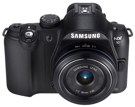 Samsung NX10 - zepedu a lehce shora