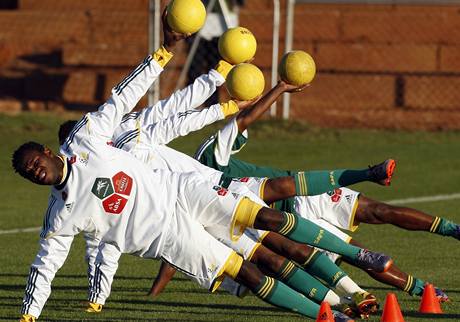 AKROBATICK KREACE na trninku jihoafrick fotbalov reprezentace.