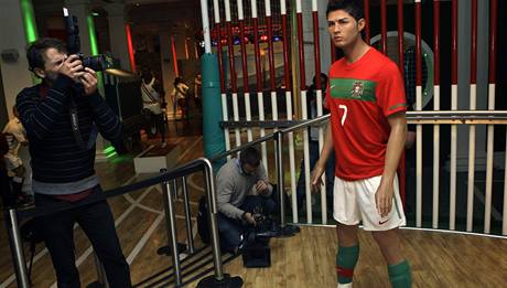 Cristiano Ronaldo se dokal dva dny ped startem MS i sv voskov podoby v proslulm londnskm muzeu  Madame Tussaud. 
