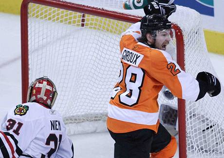 Claude Giroux z Philadelphie Flyers se raduje z rozhodujc trefy do st Chicaga Blackhawks.