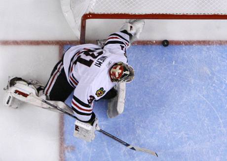 Brank Antti Niemi z Chicaga Blackhawks inkasuje rozhodujc gl z hole Clauda Girouxe.