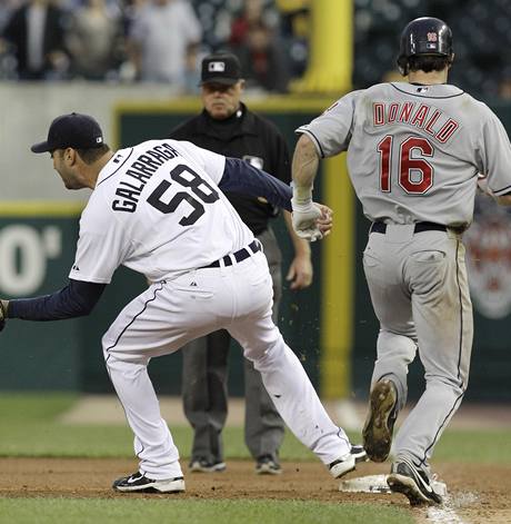 OSUDN OKAMIK. Armando Galarraga z Detroitu Tigers zalpl metu dv ne Jason Donald z Clevelandu Indians. Rozhod Jim Joyce to ale vidl jinak.