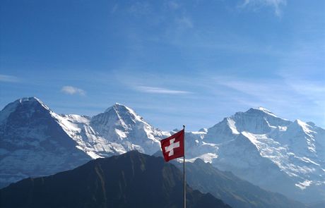 vcarsko. Pohled na trio Eiger, Monch, Jungfrau ze Schynigge Platte (za vlajkou observato Sphinx)