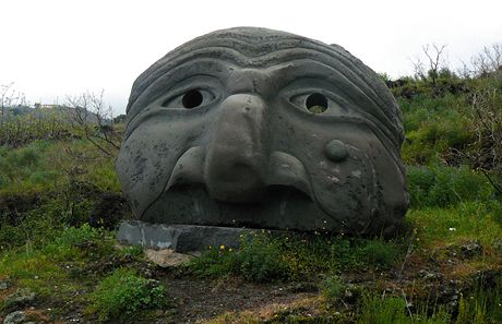 Itlie. Socha ze sopenho kamene vedle silnice na vrchol Vesuvu