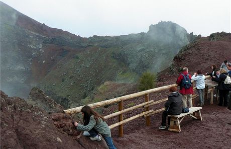 Itlie. Turist nahlej do krteru Vesuvu