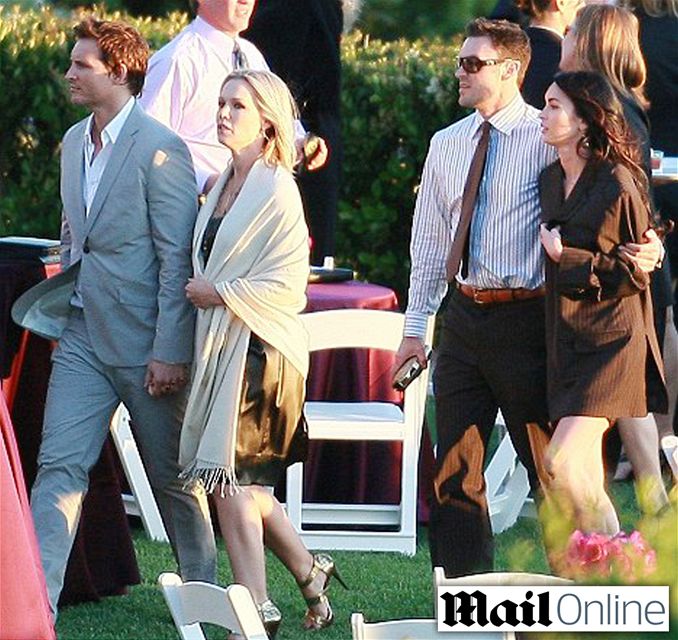 Herci ze seriálu Beverly Hills 90210 Jennie Garthová (vlevo) a Brian Austin Green (vpravo) na svatb Iana Zieringa.