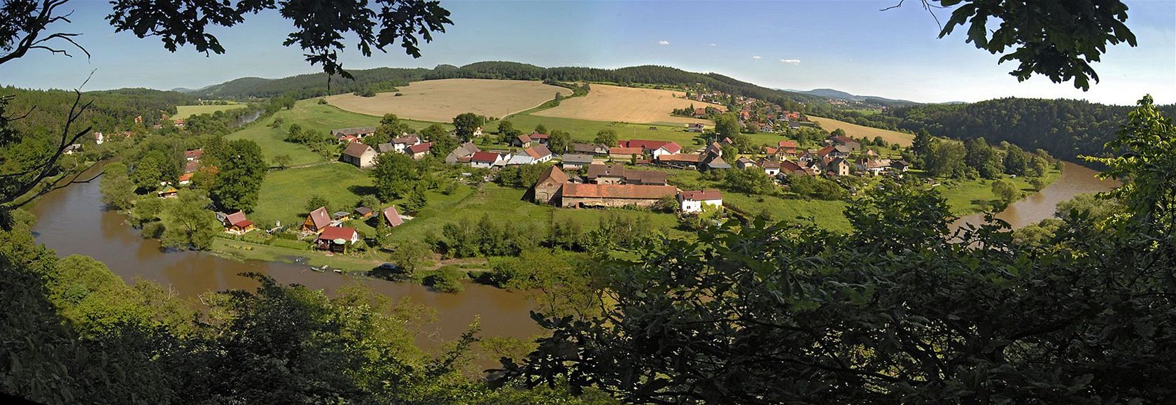 Na kole dolním Posázavím. Panorama ze Zboeného Kostelce