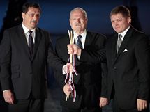 Zleva: Pedseda parlamentu Pavol Paka, prezident Ivan Gaparovi a premir Robert Fico na odhalen sochy knete Svatopluka na Bratislavskm hrad (6. ervna 2010)