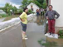 Evakuace obyvatel v obci Rohatec na Hodonnsku 3. 6. 2010