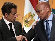 Francouzsk prezident Nicolas Sarkozy se svm jihoafrickm protjkem Jacobem Zumou na summitu Francie a Afriky (1. ervna 2010)