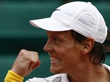 Tom Berdych a jeho vtzn gesto pot, co ve tvrtfinle Roland Garros pehrl Michaila Junho