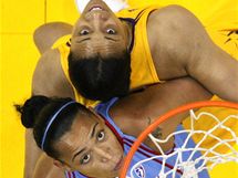 Candace Parkerov (nahoe) z LA Sparks a Erika De Souzaov z Atlanty Dream svdj souboj o m bhem utkn WNBA