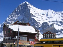 Pohledy na Eiger pes stanici Kleine Scheidegg
