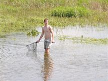 V zatopench lagunch nedaleko Uhic mladci lov uvzl ryby.