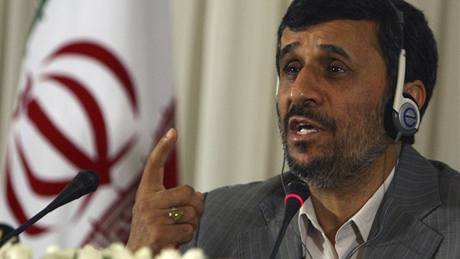 Íránský prezident Mahmúd Ahmadíneád na konferenci v Istanbulu (8. ervna 2010)