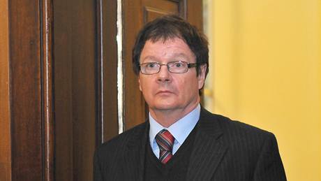 Aleš Kvapil u Krajského soudu v Brně (2. června 2010). Aleš Kvapil u Krajského soudu v Brně (2. června 2010).