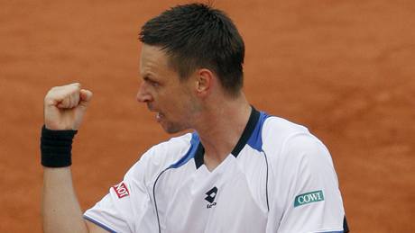 VÍTZ. védský tenista Robin Söderling vyadil z Roland Garros svtovou jedniku Federera.