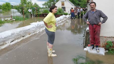 Evakuace obyvatel v obci Rohatec na Hodonnsku 3. 6. 2010