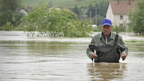 Mu se brodí zaplavenými ulicemi obce Szendro na severovýchod Maarska (3. ervna 2010) 