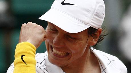 Tomá Berdych a jeho vítzné gesto poté, co ve tvrtfinále Roland Garros pehrál Michaila Juného