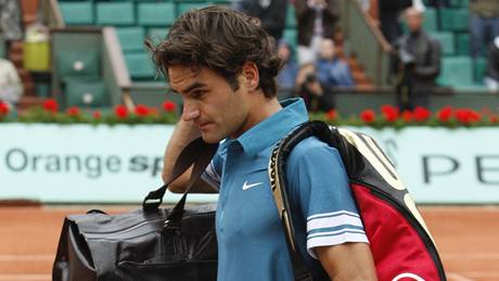 KONEC. Roger Federer balí v Paíi kufry. Ped semifinále nevypadl dlouhých est let.