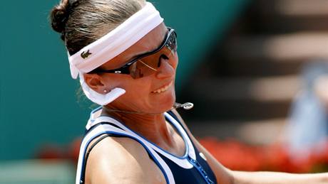 KONEC. Serena Williamsová koní v Paíi ped branami semifinále.