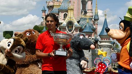 Rafael Nadal pózuje v paíském Disneylandu s trofejí pro ampiona Roland Garros 2010