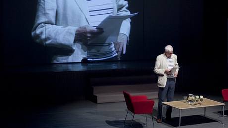 Hans Magnus Enzensberger na autorském čtení na Festivalu spisovatelů Praha 2010; 8. června Hans Magnus Enzensberger na autorském čtení na Festivalu spisovatelů Praha 2010; 8. června