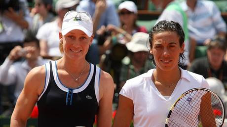 FINÁLOVÉ SOUPEKY. Australanka Samantha Stosurová a Italka Francesca Schiavoneová pózují fotografm ped zaátkem finálového zápasu enské dvouhry na Roland Garros.